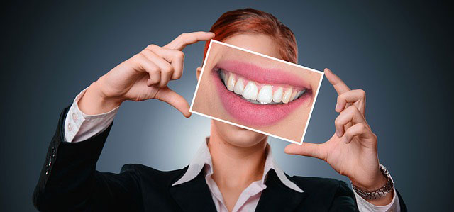Krzywe zęby i wady zgryzu - co jest ich przyczyną?