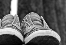 Ruszyły wyprzedaże! Wybieramy modne trampki