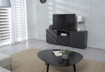 4 sposoby na optyczne powiększenie małego salonu