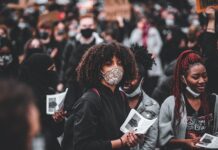 Jak nosić szerokie koszulki?