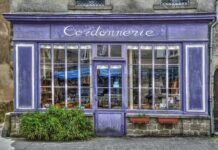 Czy szewc naprawia podeszwy?