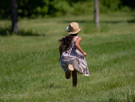 Czy do sukni ślubnej zakłada się stanik?