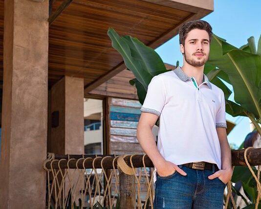 Dokąd powinien sięgać t shirt?