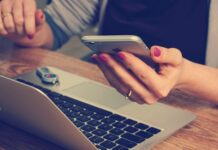 Gdzie trzymać telefon podczas snu? Gdzie trzymać telefon podczas snu?