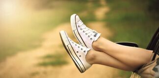 Czy czarne buty pasują do granatowych spodni?