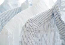 Czy biała koszula pasuje do jeansów?