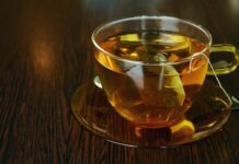 Jak założyć torebkę na biodrach?