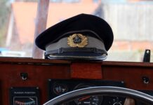 Jak nosić czapkę z grzywką? Jak nosić czapkę z grzywką?