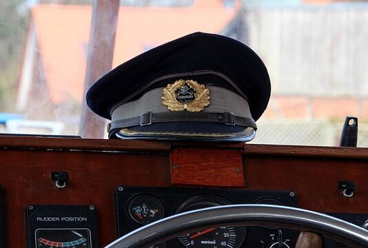 Jak nosić czapkę z grzywką?