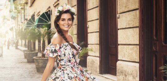 Kobieta ubrana w sukienkę